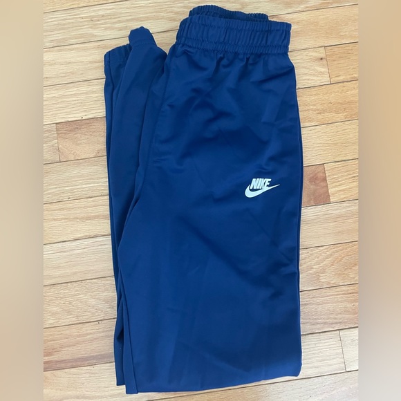 Nike boys  jacket and matching pants. - Picture 3 of 4